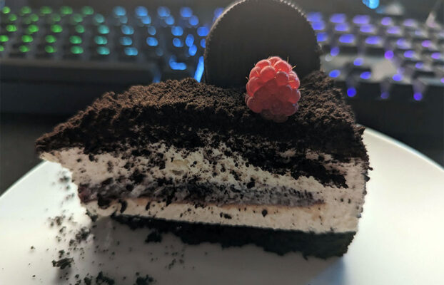 Slastna oreo torta z malinami