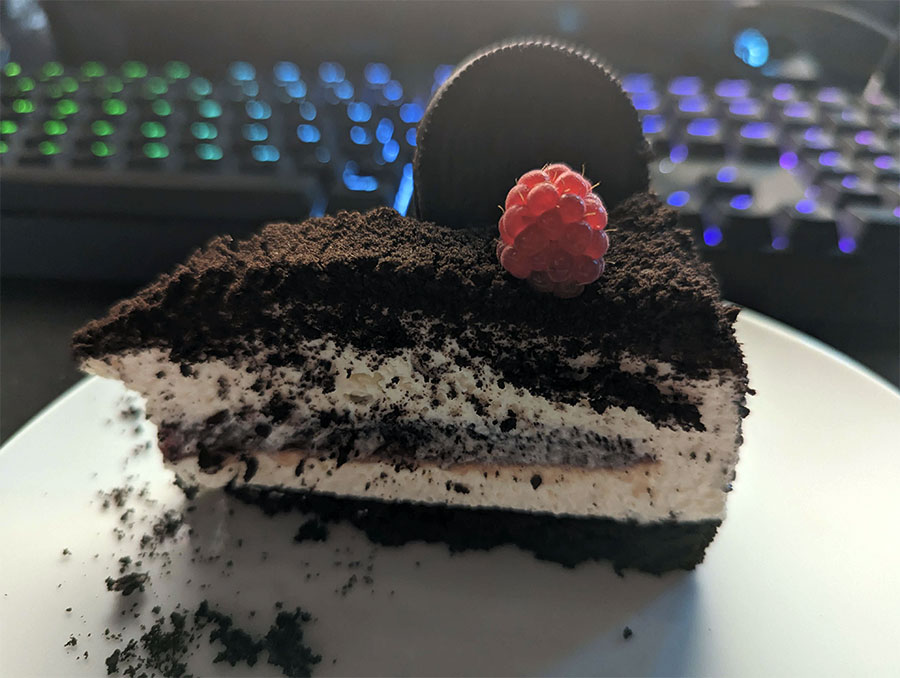 Slastna oreo torta z malinami